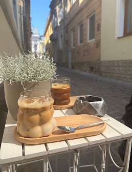 Cafea la terasă pe strada Johann Gött